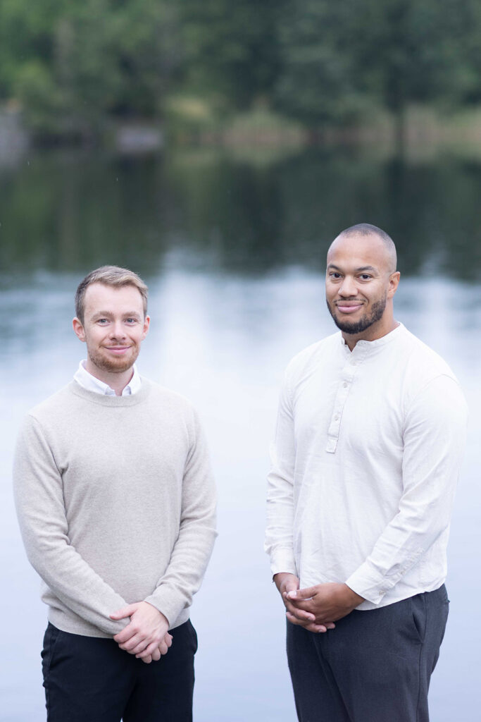 Psykologerna Gustav Almelöv och Jonas Evander arbetar med PTSD-behandling och traumabehandling i Stockholm och online.