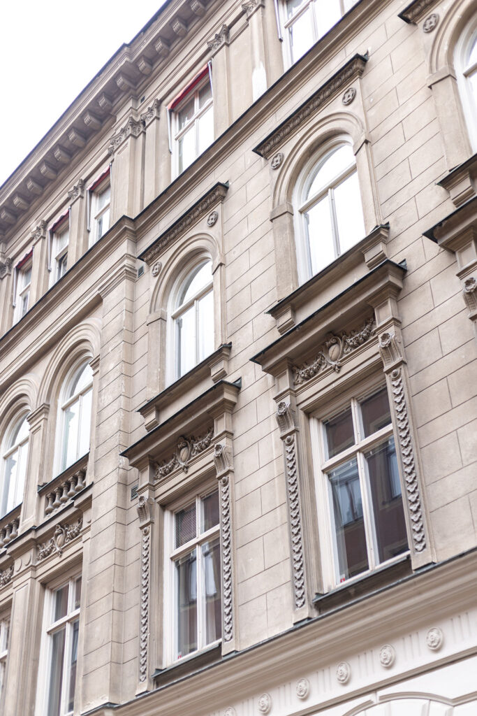 Fasad till mottagning som arbetar med behandling av PTSD och terapi för olika former av trauma.